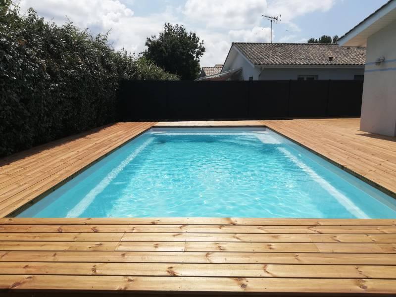 terrasse en bois autour d_une piscine